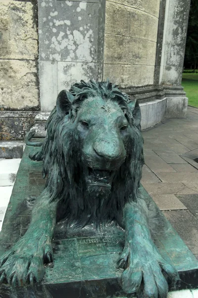 Bronzová socha lva — Stock fotografie