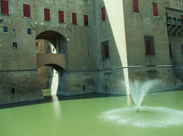 Medeltida slott i ferrara, Italien. — Stockfoto