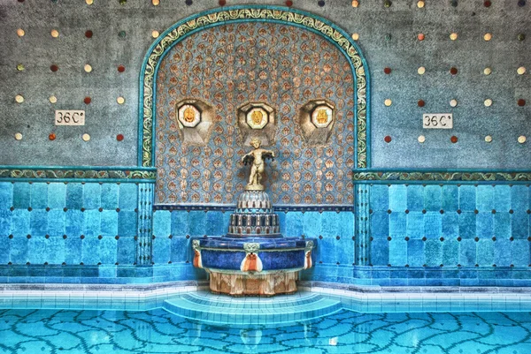Gyönyörűen szobor, a híres Gellért fürdőbe — Stock Fotó