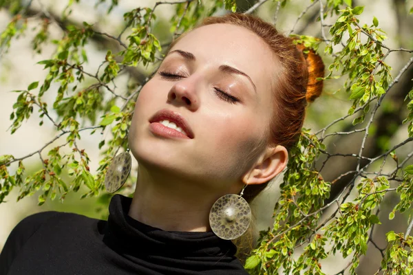 Mooie jonge vrouw — Stockfoto