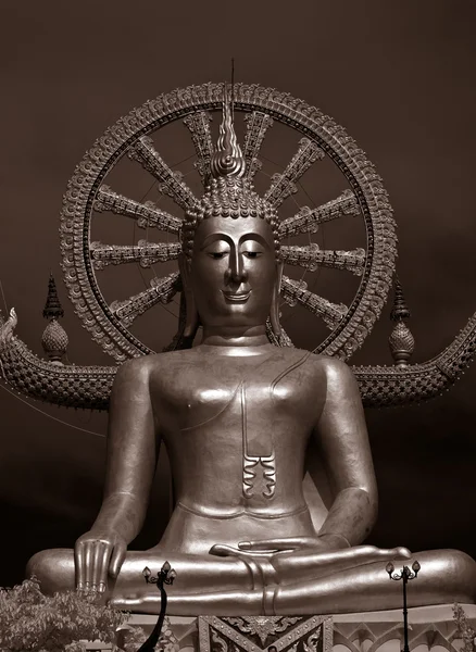 Золотой большой Будда — стоковое фото
