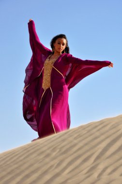 güzel esmer kadın Arap Çölü'nde