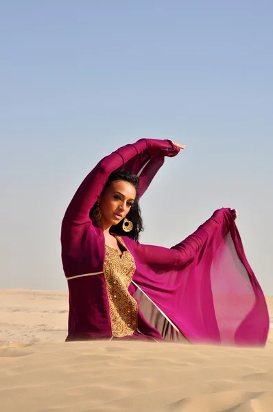 Schöne brünette Frau posiert in der arabischen Wüste — Stockfoto