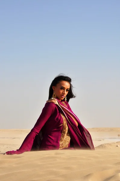 Schöne brünette Frau posiert in der arabischen Wüste — Stockfoto