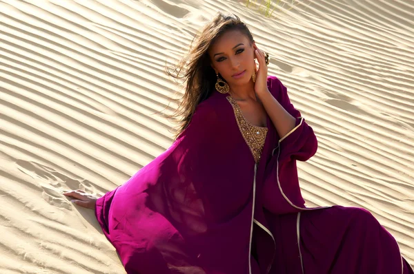 Schöne junge Frau in der arabischen Wüste — Stockfoto
