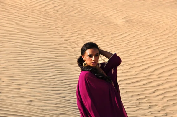 Arap çölde poz güzel esmer kadın Stok Fotoğraf