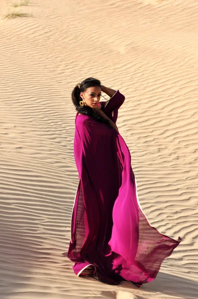 Krásná bruneta žena pózuje v arabské poušti Royalty Free Stock Obrázky