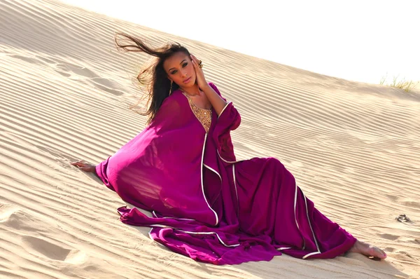 Krásná bruneta žena pózuje v arabské poušti Royalty Free Stock Fotografie