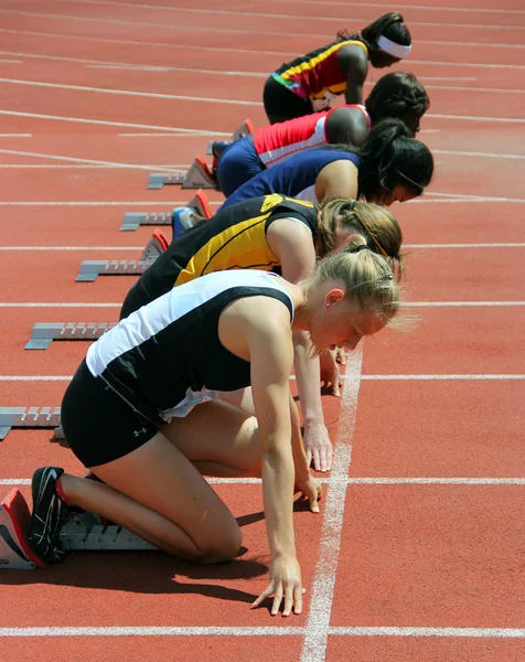 Las niñas en el inicio de la carrera de 100 metros —  Fotos de Stock