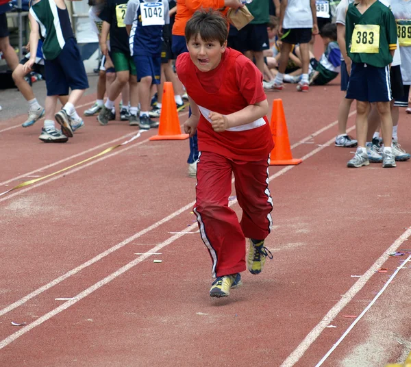 Den løpende gutten – stockfoto