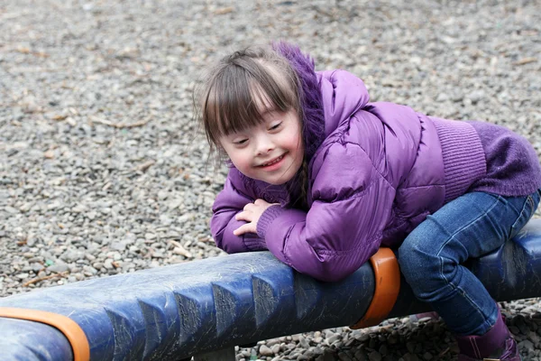 Portret van een mooi jong meisje op de speelplaats. — Stockfoto