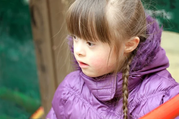 Retrato de bela jovem no parque infantil. — Fotografia de Stock