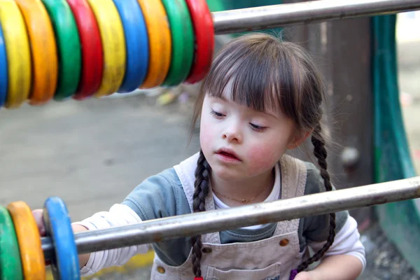 Портрет красивої дівчини на дитячому майданчику . — стокове фото