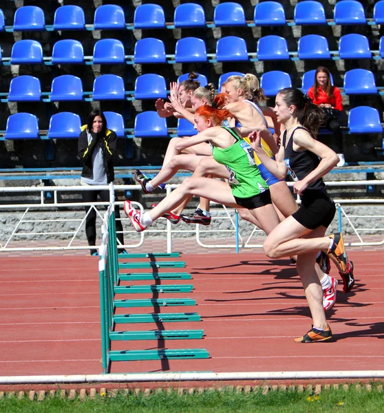 Girls on the 100 meters hurdles race — Stock Photo, Image