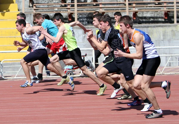 Boys on the 100 meters race — Stock Photo, Image