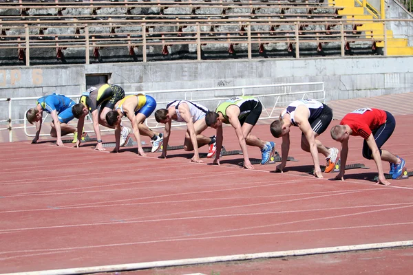 Chicos en el inicio de la carrera de los 100 metros — Foto de Stock