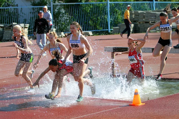 Girls on the 2000 meters steeplechase race — Stock Photo, Image