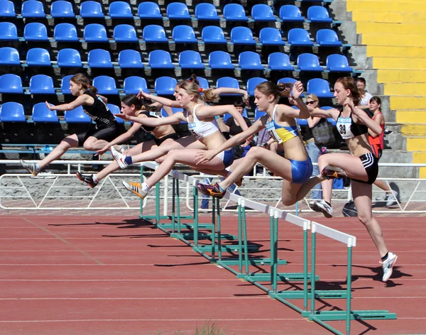 Dziewczyny na 100 metrów przez płotki wyścigu — Zdjęcie stockowe