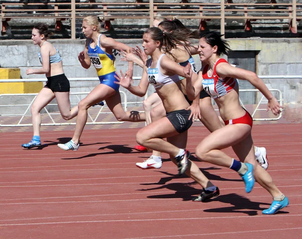 Kızlar üzerinde 100 metre yarışı — Stok fotoğraf
