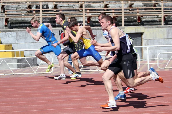 Meninos na corrida de 100 metros — Fotografia de Stock