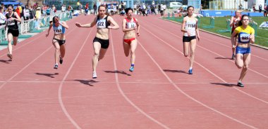 kızlar üzerinde 100 metre yarışı