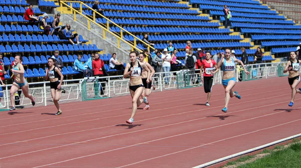 Dívky na závodě 100 m — Stock fotografie