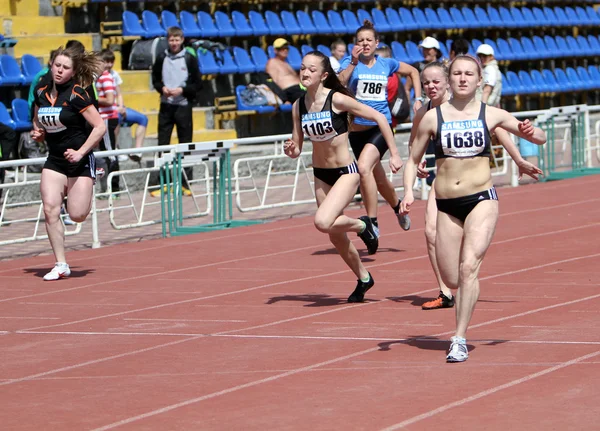Девушки на дистанции 100 метров — стоковое фото