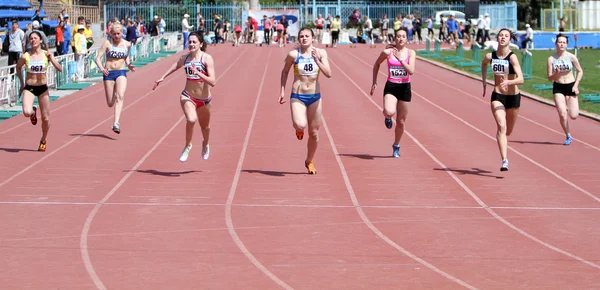 Girls on the 100 meters race — Stock Photo, Image