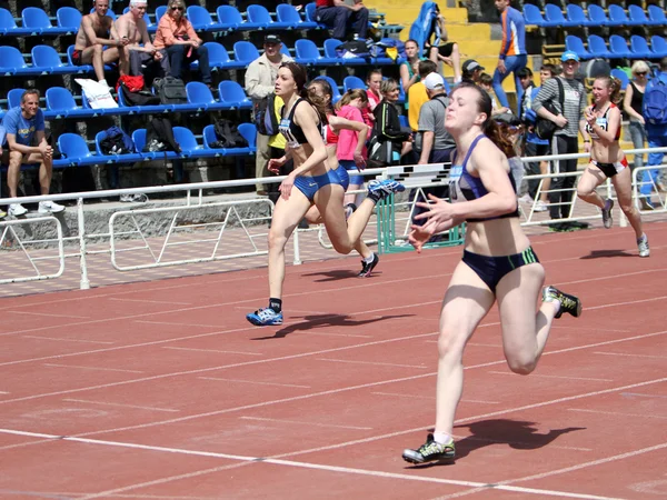 Girls on the 100 meters race — Stock Photo, Image