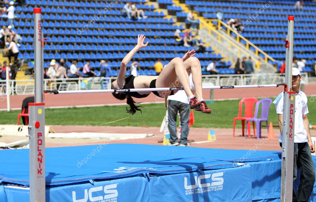 Madchen Im Hochsprung Redaktionelles Stockfoto C Denyskuvaiev 10365712