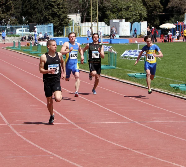 Chłopcy w wyścigu na 100 metrów — Zdjęcie stockowe
