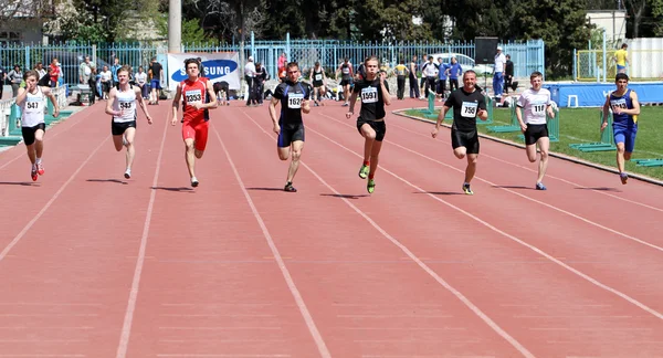 Chłopcy w wyścigu na 100 metrów — Zdjęcie stockowe