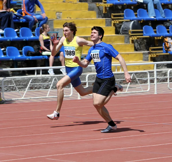 Meninos na corrida de 100 metros — Fotografia de Stock