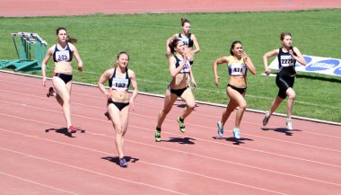 Kızlar 200 metre yarış