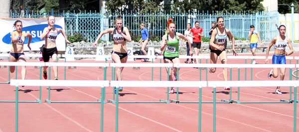 Kızlar 100 metre engelli yarış — Stok fotoğraf