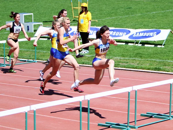 Девушки на 100-метровой гонке с барьерами — стоковое фото