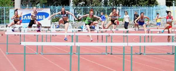 Meninas na corrida de 100 metros obstáculos — Fotografia de Stock