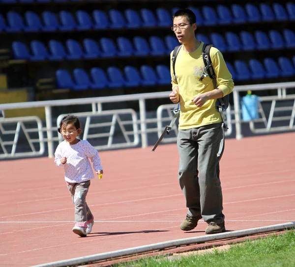 Eğlence koşusu baba ile tanımlanamayan kız — Stok fotoğraf