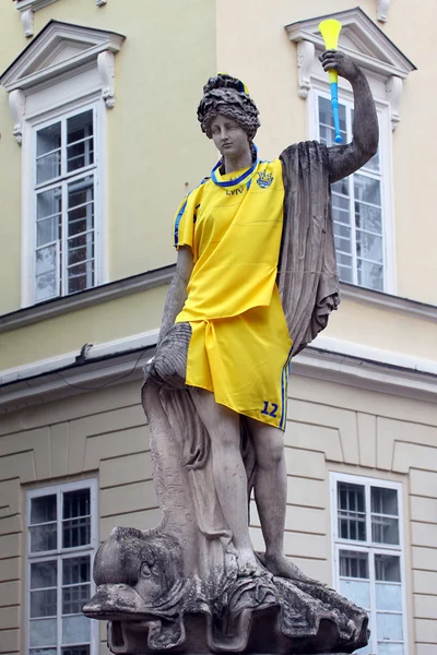 Starožitné sochy oblečený v ukrajinské národní fotbalové jednotné — Stock fotografie