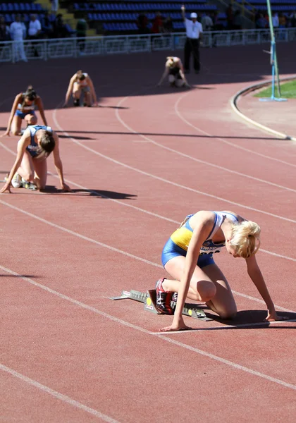 Девушки на старте гонки на 400 метров — стоковое фото
