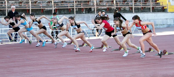 Chicas en el inicio de la carrera de 100 metros — Foto de Stock