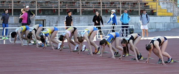 Girls on the start of the 100 meters race — Stock Photo, Image
