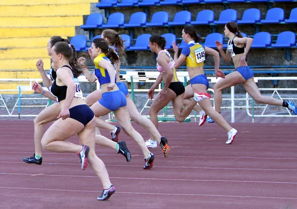 Girls on the start of the 100 meters race — Stock Photo, Image