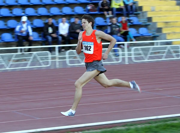 Karpenko Aleksandr - o vencedor de 1500 metros de corrida — Fotografia de Stock