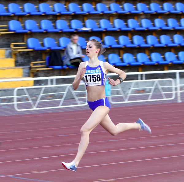 Marina tsarik - zwycięzca wyścigu na 1500 m — Zdjęcie stockowe