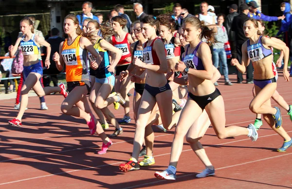 Girls on the start of the 1500 meters race — Stock Photo, Image