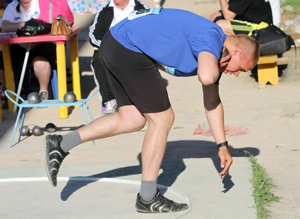 Lesnik Artem concourir dans la compétition de tir put — Photo