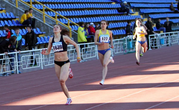 Kızlar 400 metre yarışı Başlat — Stok fotoğraf