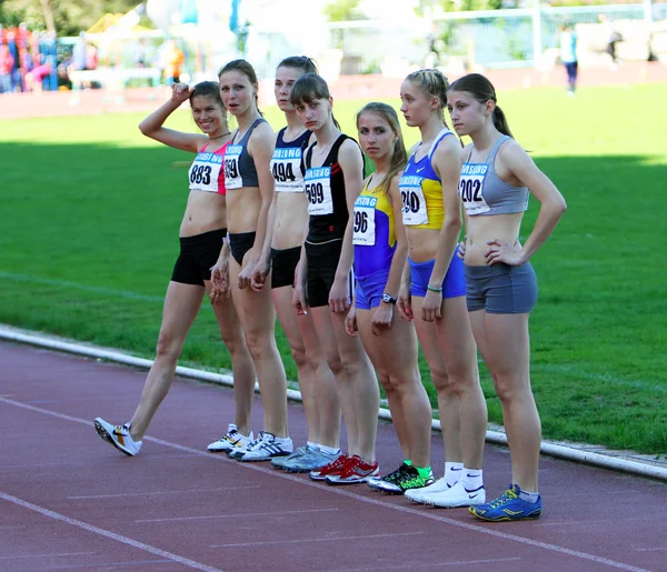 Girls on the start of the 400 meters race — Stock Photo, Image