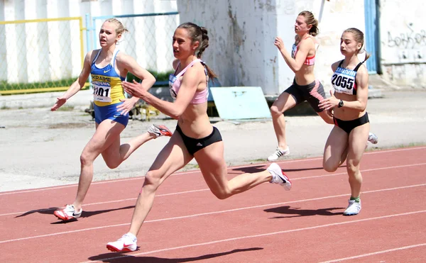 Chicas en el inicio de la carrera de 400 metros —  Fotos de Stock